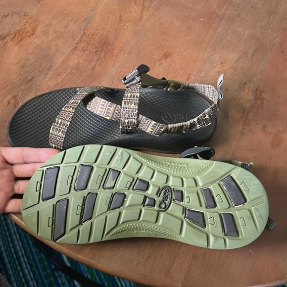 Size youth 6 chacos - Picture 2 of 3